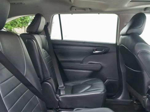 Used 2021 Toyota Highlander XLE image 16