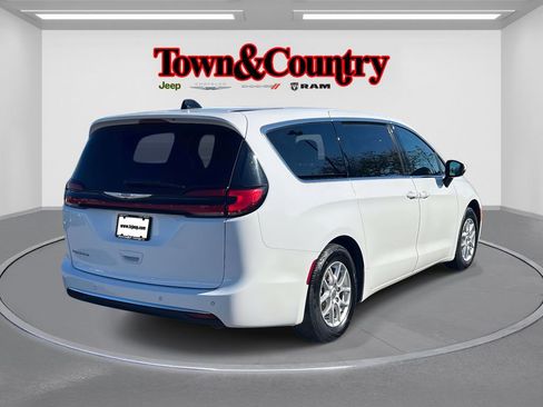 Used 2023 Chrysler Pacifica Touring-L image 5