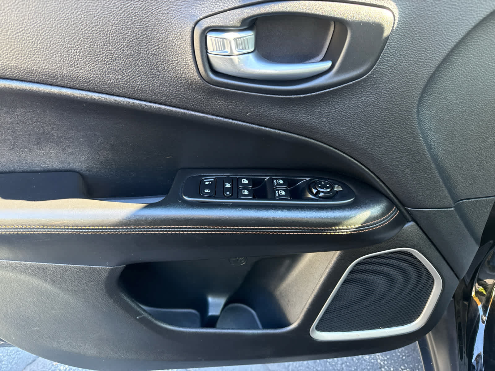 Used 2018 Jeep Compass Limited AWD/4WD image 10