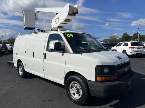 Used 2009 Chevrolet Express 3500 image 2