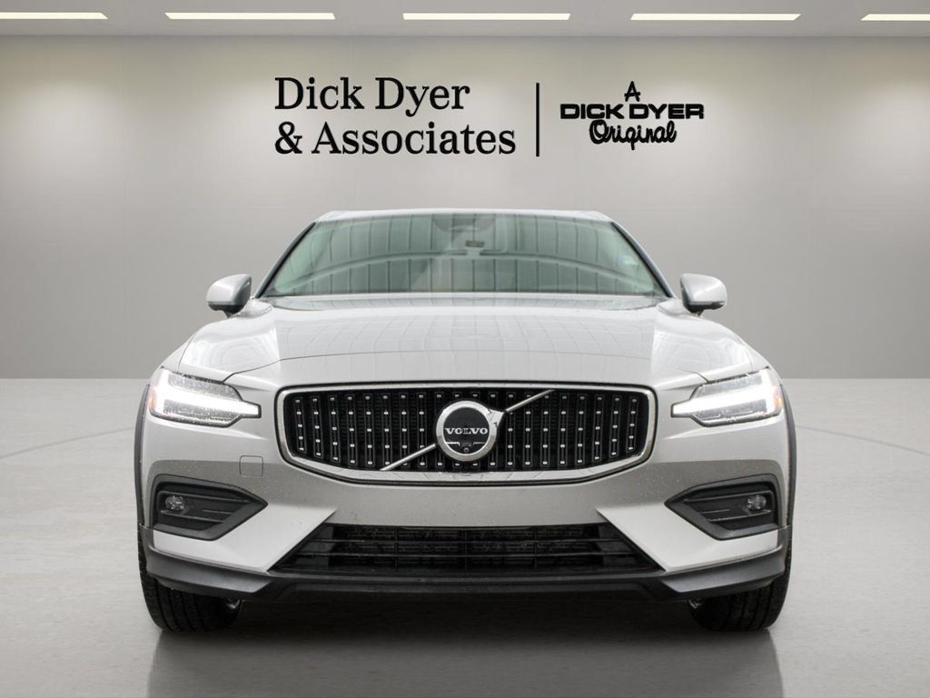 Used 2025 Volvo V60 B5 Cross Country Plus AWD/4WD image 4