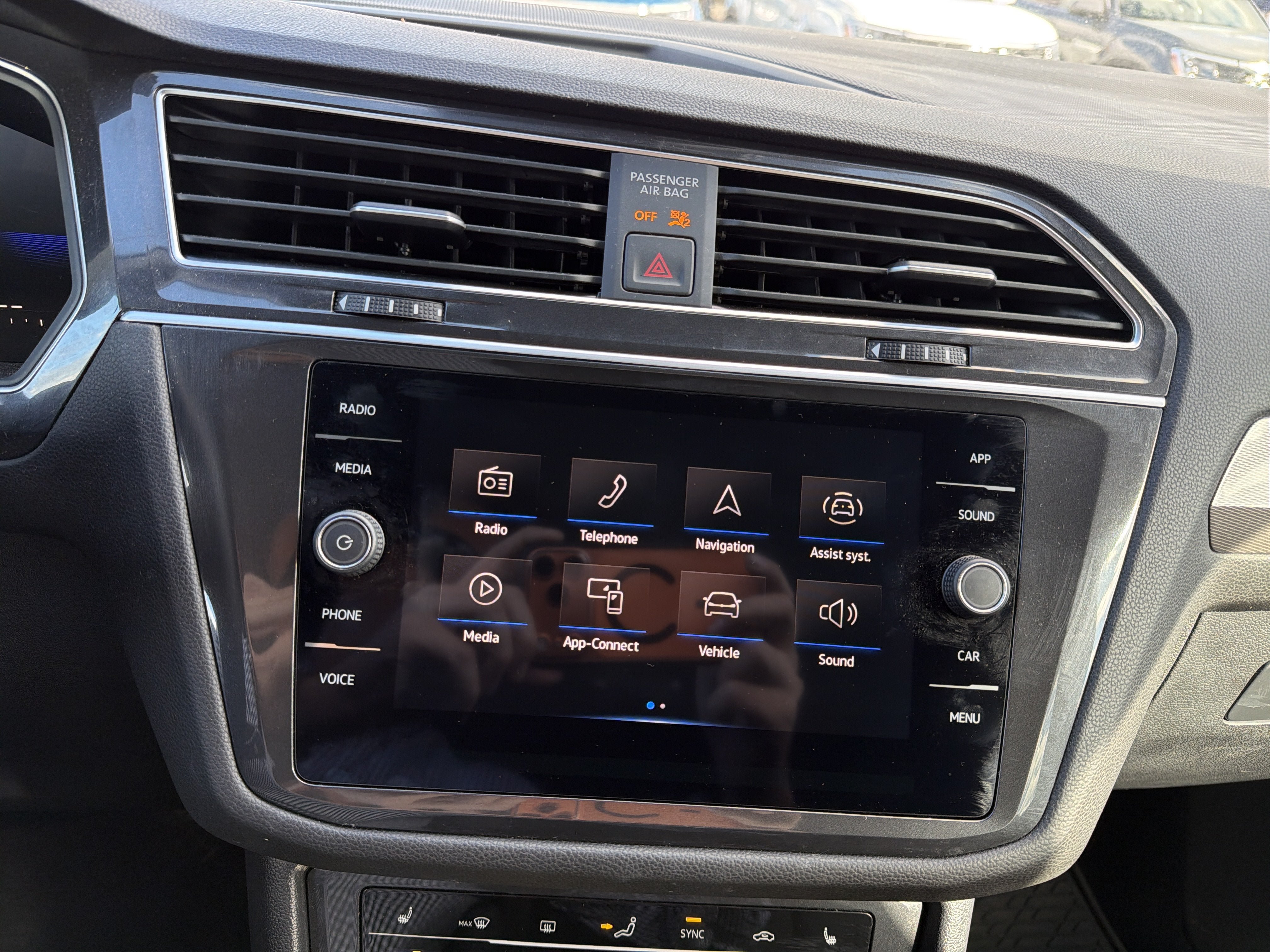 Used 2024 Volkswagen Tiguan SE AWD/4WD image 19