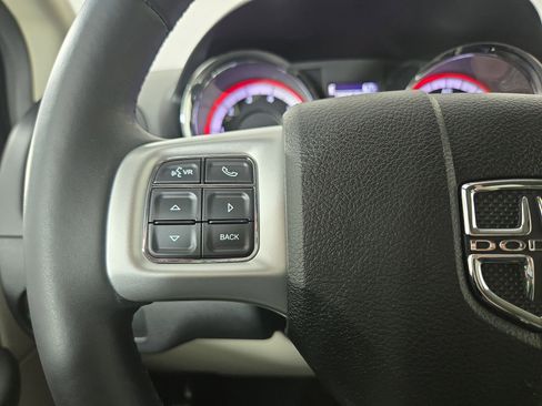 Used 2016 Dodge Grand Caravan SXT w/ UConnect Hands-Free Group image 16