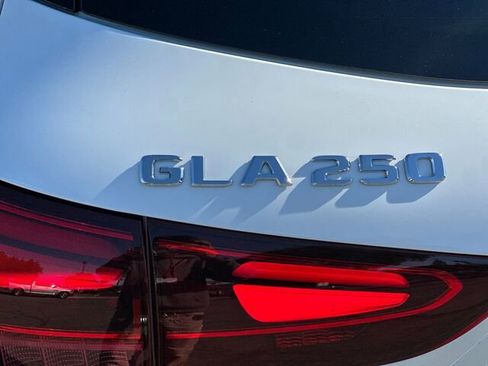 Used 2025 Mercedes-Benz GLA 250 4MATIC image 35