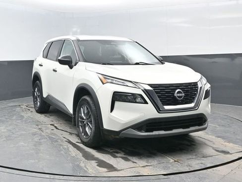 Used 2023 Nissan Rogue S image 2