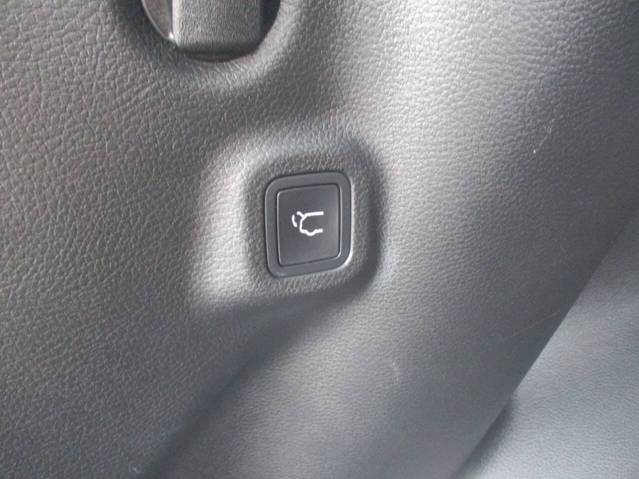 Used 2018 Jeep Compass Latitude w/ Popular Equipment Group FWD image 24
