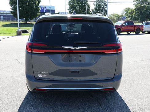 Used 2022 Chrysler Pacifica Touring-L FWD image 5
