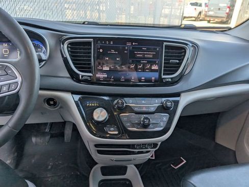 Used 2022 Chrysler Pacifica Touring-L image 3