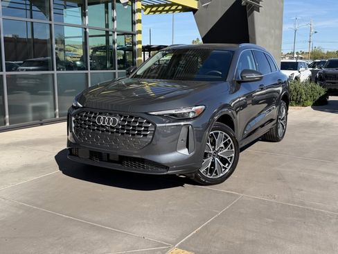 Used 2025 Audi Q5 Premium Plus w/ Premium Plus image 2