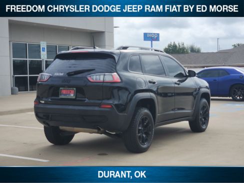 Used 2022 Jeep Cherokee Latitude AWD/4WD image 3