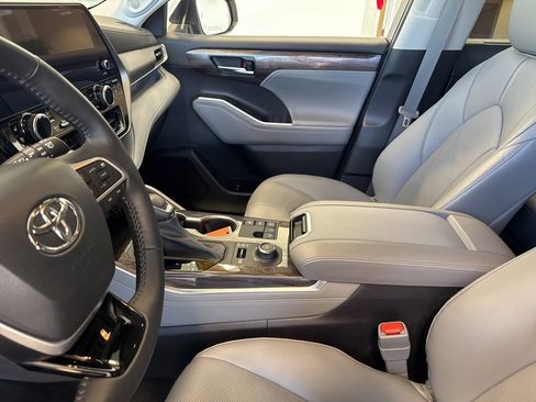 Used 2023 Toyota Highlander Limited image 12