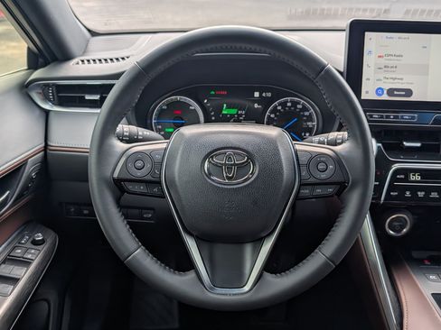 Used 2024 Toyota Venza XLE AWD/4WD image 18