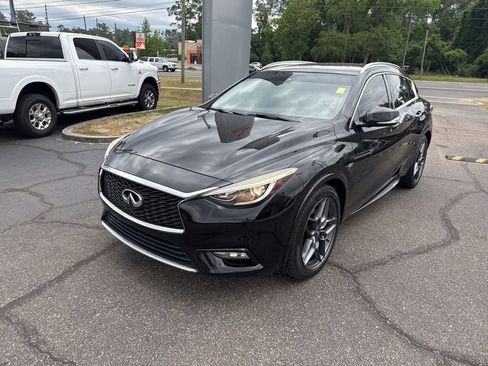Used 2017 INFINITI QX30 Premium w/ Navigation Package FWD image 2