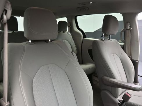 Used 2017 Chrysler Pacifica Touring w/ Tire & Wheel Group image 27