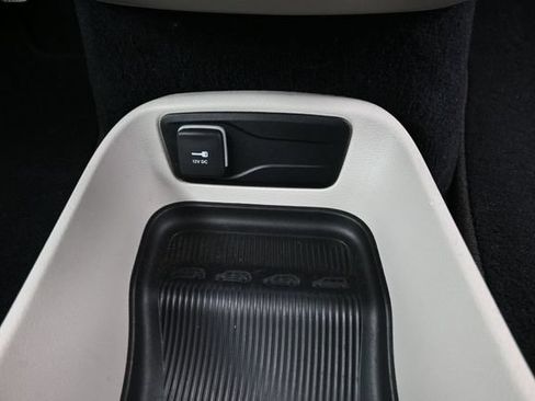 Used 2022 Chrysler Voyager LX FWD image 34