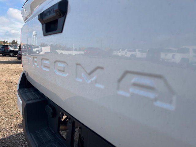 Used 2025 Toyota Tacoma SR5 AWD/4WD image 12