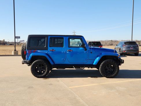Used 2016 Jeep Wrangler Unlimited Sahara image 7