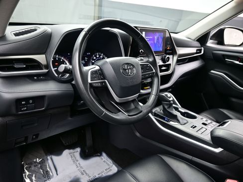 Used 2024 Toyota Highlander XLE AWD/4WD image 13
