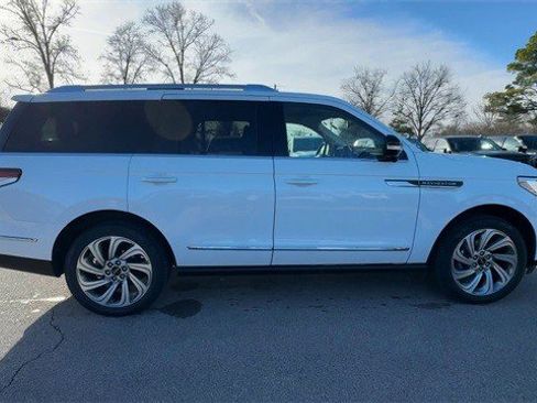 Used 2023 Lincoln Navigator Reserve image 11