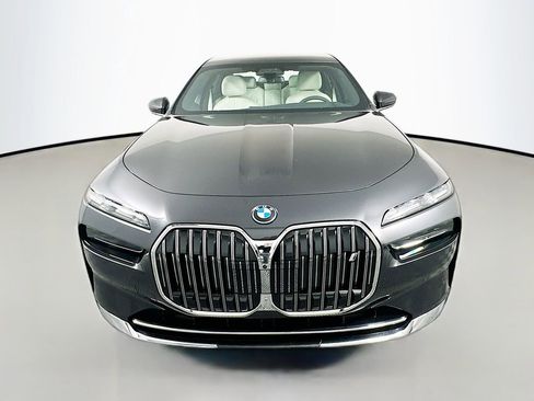 Used 2025 BMW i7 eDrive50 w/ Executive Package image 2