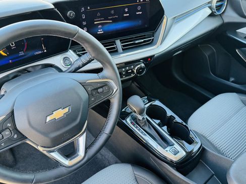 Used 2025 Chevrolet Trax LT w/ LT Convenience Package image 12