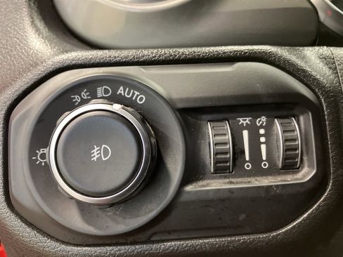 Used 2021 Jeep Wrangler Unlimited Sahara w/ Uconnect 4C Nav & Sound Group image 14