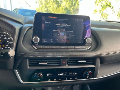 Used 2025 Nissan Rogue SV image 17