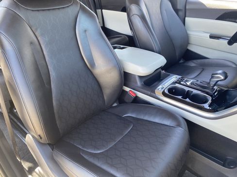 Certified 2024 Kia Carnival SX FWD image 9
