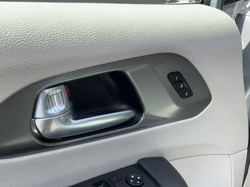Used 2024 Chrysler Pacifica Touring-L FWD image 29