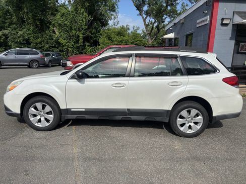 Used 2010 Subaru Outback 2.5i AWD/4WD image 2