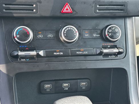 Used 2023 Kia Carnival LX FWD image 16