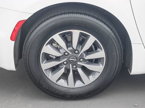 Used 2023 Chrysler Pacifica Touring-L FWD image 11