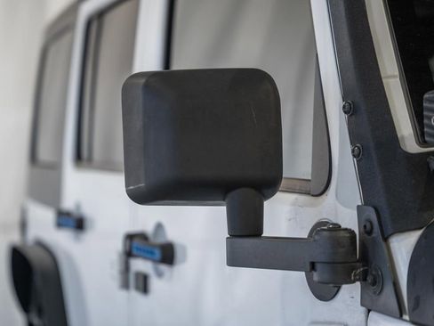 Used 2015 Jeep Wrangler Unlimited Rubicon w/ Connectivity Group image 12