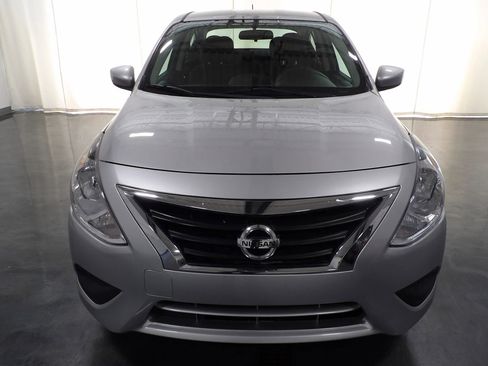 Used 2018 Nissan Versa SV image 2