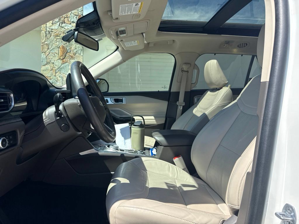 Used 2023 Ford Explorer Platinum w/ Technology Package AWD/4WD image 2