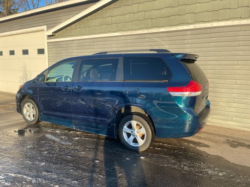 Used 2012 Toyota Sienna LE image 22