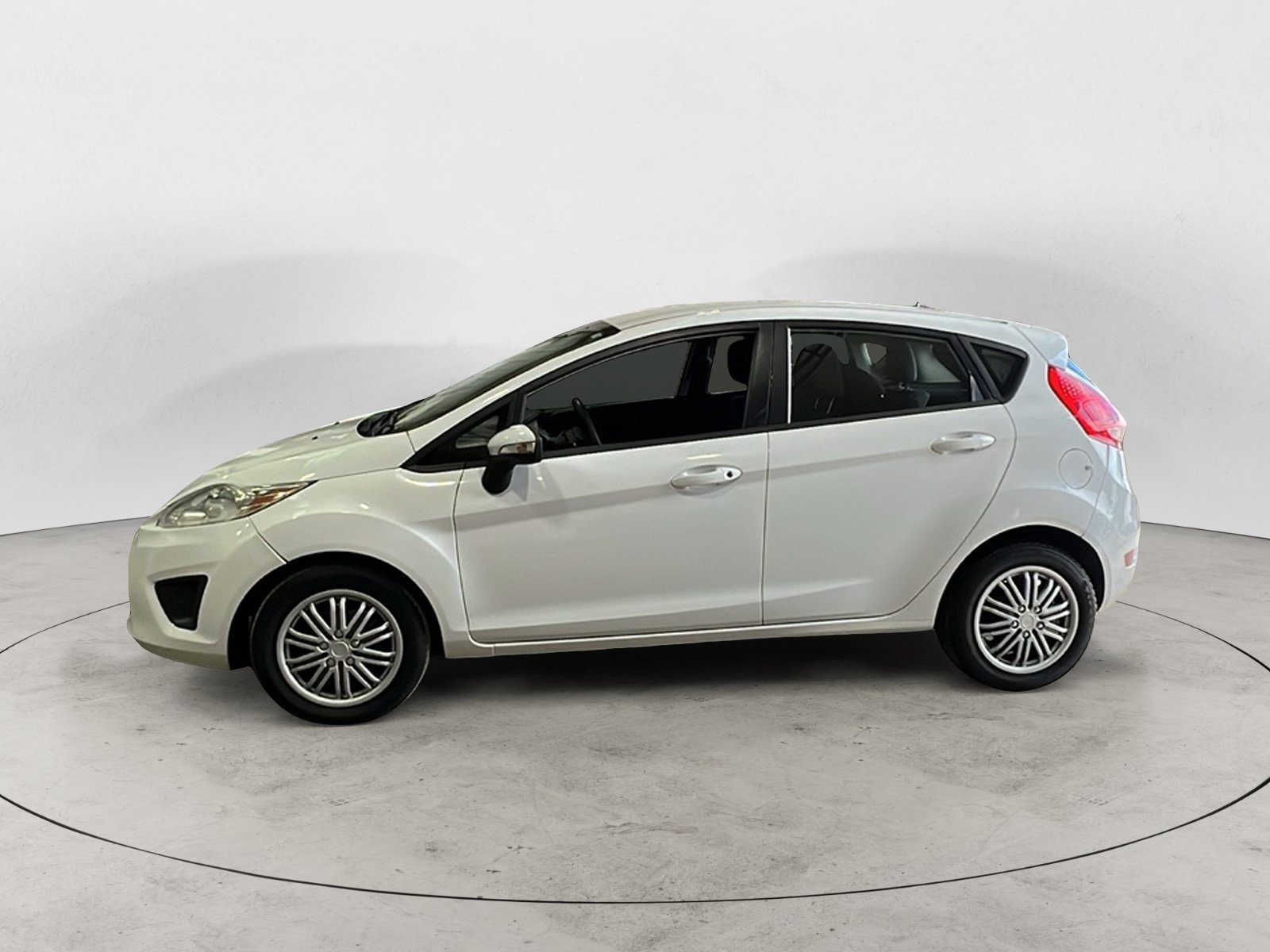 Used 2013 Ford Fiesta SE FWD image 3