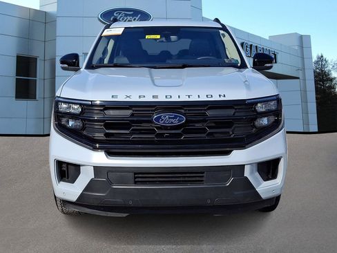 Certified 2025 Ford Expedition Active image 3