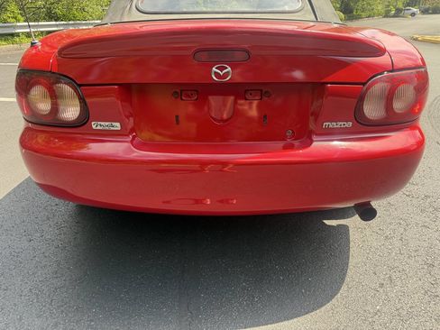 Used 2005 MAZDA MX-5 Miata RWD image 14