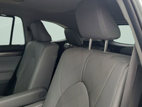 Used 2023 Toyota Highlander Platinum FWD image 9