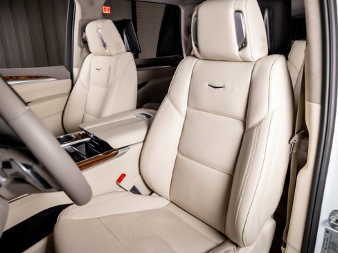 Used 2026 Cadillac Escalade Platinum Sport AWD/4WD image 4