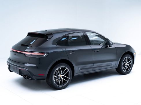 Certified 2025 Porsche Macan AWD/4WD image 9