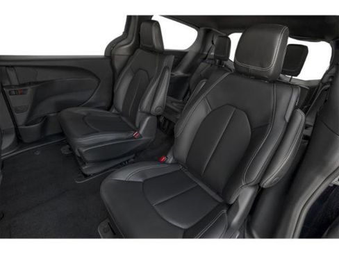 Used 2025 Chrysler Pacifica Select w/ Uconnect Theater Family Group image 12