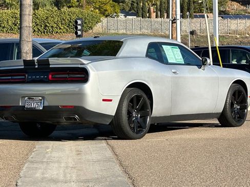 Used 2019 Dodge Challenger SXT image 5