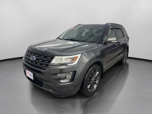 Used 2017 Ford Explorer XLT w/ XLT Technology Feature Bundle image 4