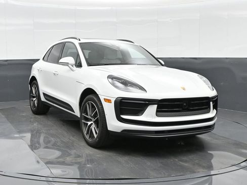 Certified 2025 Porsche Macan image 11