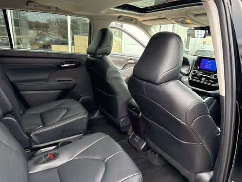Used 2025 Toyota Highlander XLE image 34