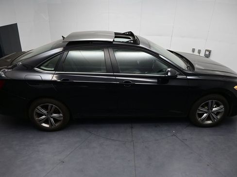 Used 2024 Volkswagen Jetta SE FWD image 9