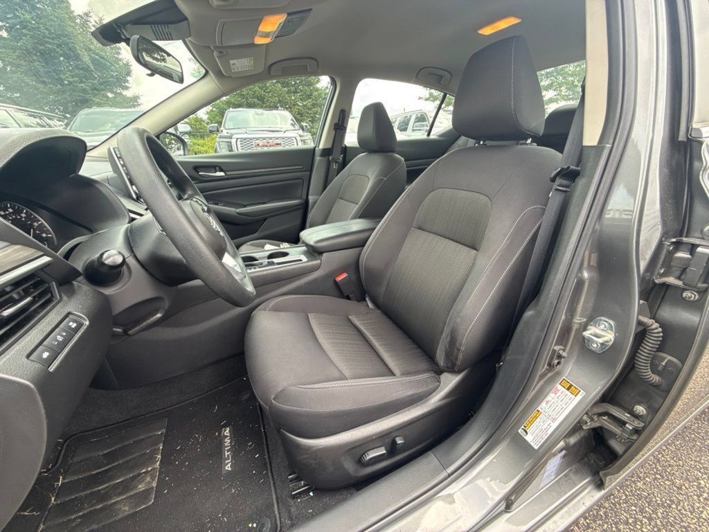 Used 2025 Nissan Altima 2.5 SV FWD image 13