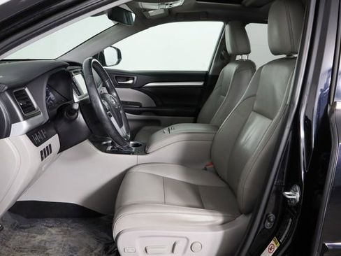 Used 2019 Toyota Highlander XLE AWD/4WD image 15